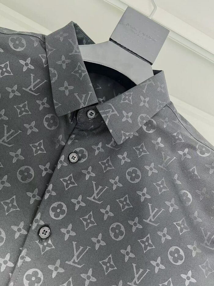 Camicia di design con logo luxury, elegante su perfetto hanger, stile moderno e sofisticato.