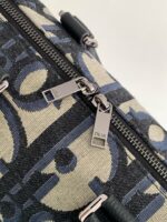 Borsa moderna con dettagli in metallo, design elegante e motivo grafico sofisticato.