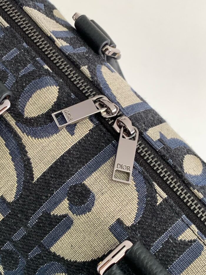 Borsa moderna con dettagli in metallo, design elegante e motivo grafico sofisticato.