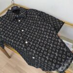Camicia nera a motivi di lusso, maniche corte, stile elegante e casual, tessuto di alta qualità.