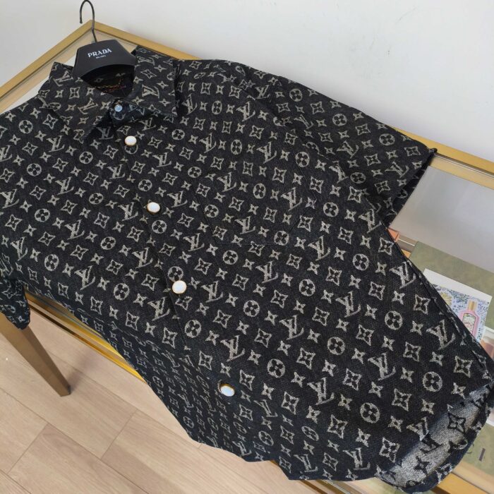 Camicia nera a motivi di lusso, maniche corte, stile elegante e casual, tessuto di alta qualità.