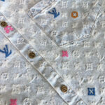 Camicia Louis Vuitton con monogramma, dettagli colorati e stile moderno, perfetta per ogni occasione.