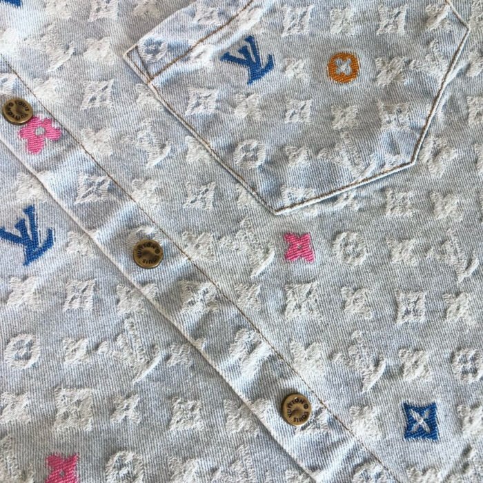 Camicia Louis Vuitton con monogramma, dettagli colorati e stile moderno, perfetta per ogni occasione.