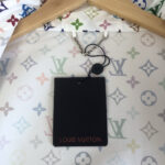 Interno Louis Vuitton con pattern colorato e etichetta elegante, stile di alta moda e lusso.