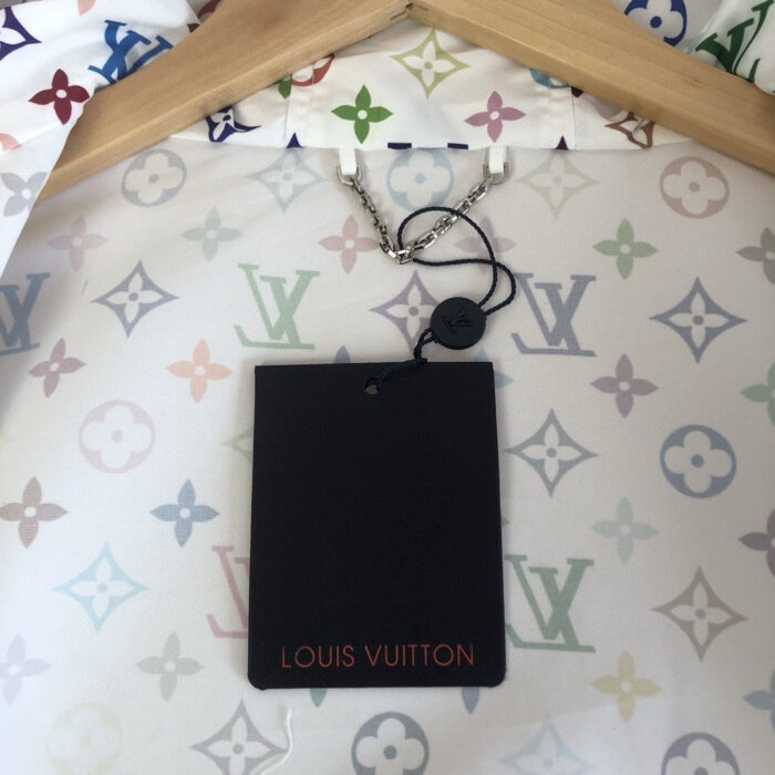 Interno Louis Vuitton con pattern colorato e etichetta elegante, stile di alta moda e lusso.