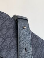 Borsa di lusso in tessuto grigio con dettaglio in pelle e rivetti in argento elegante.