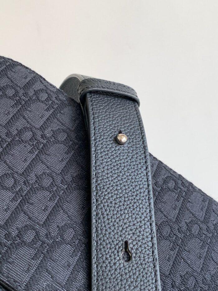 Borsa di lusso in tessuto grigio con dettaglio in pelle e rivetti in argento elegante.