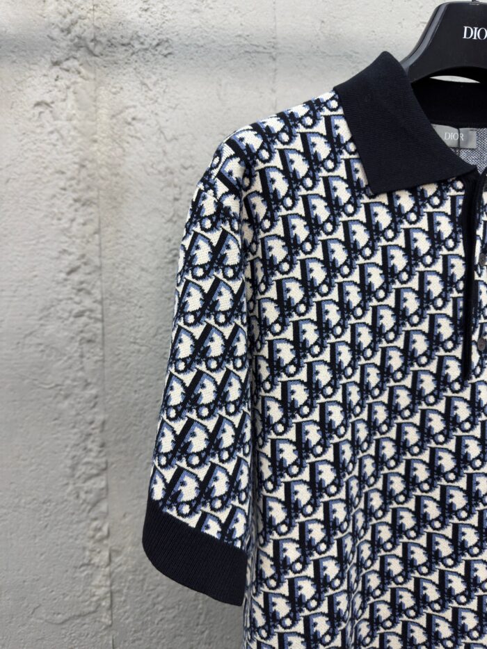 Top polo di lusso con monogramma, collo e dettagli neri, stile elegante e moderno.