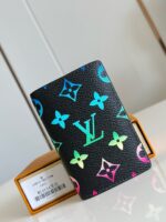 Portafoglio di lusso con monogramma colorato e design moderno su superficie riflettente.