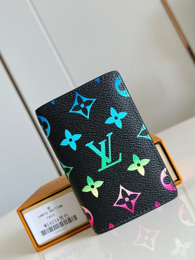 Portafoglio di lusso con monogramma colorato e design moderno su superficie riflettente.