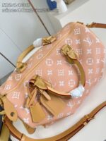 Borsa Louis Vuitton in tela pesca con manici e tracolla in pelle dorata, elegante e di lusso.