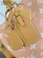 Borsa di lusso in pelle pesca con dettagli in oro e monogramma Louis Vuitton.
