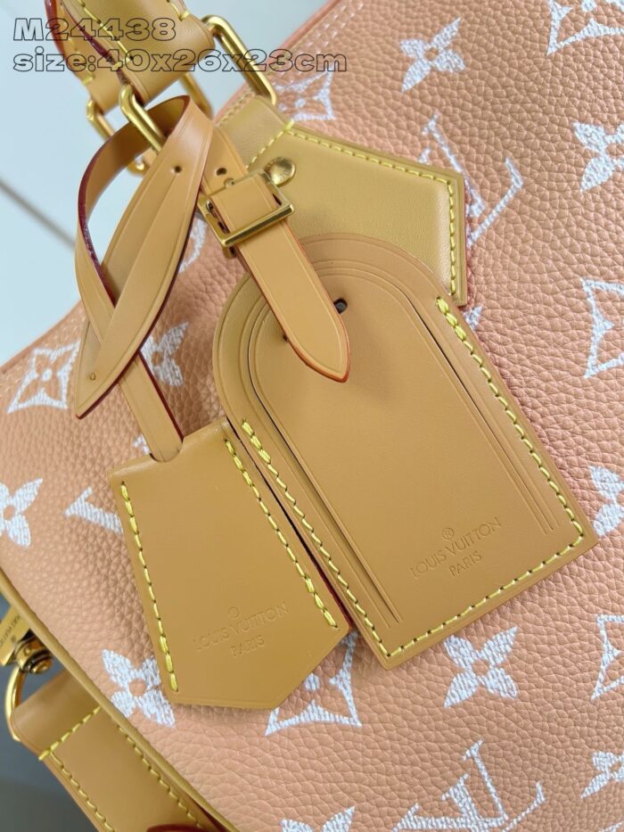 Borsa di lusso in pelle pesca con dettagli in oro e monogramma Louis Vuitton.