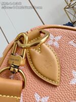 Borsa in pelle beige con dettagli dorati e motivo floreale elegante per ogni occasione.