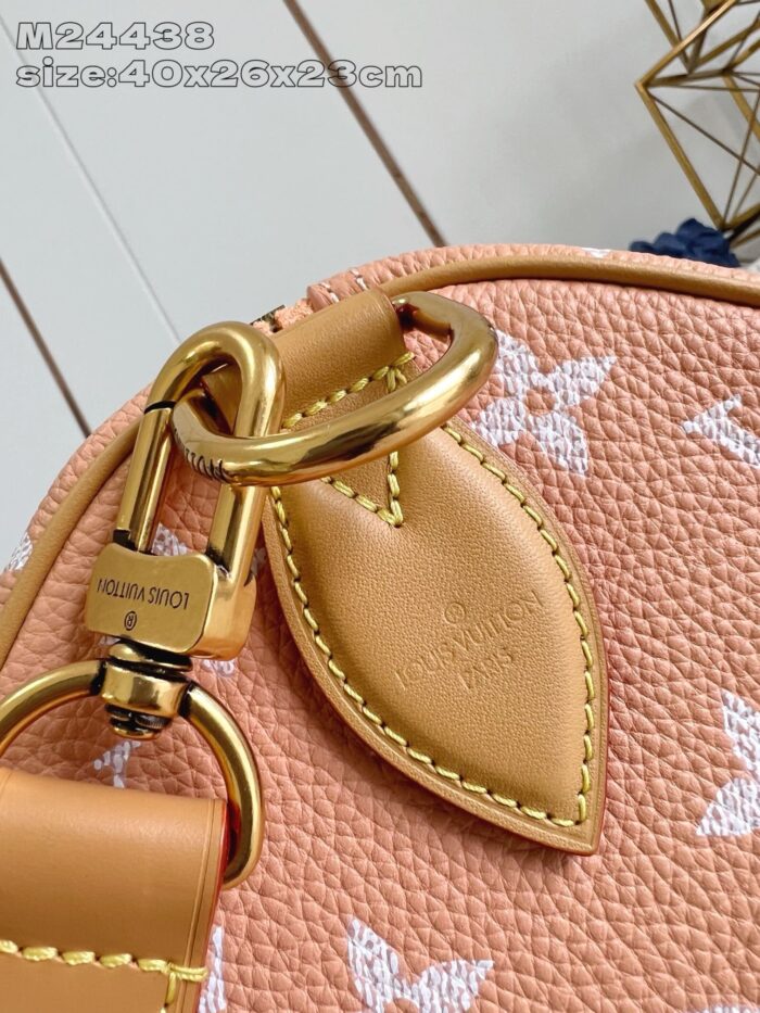 Borsa in pelle beige con dettagli dorati e motivo floreale elegante per ogni occasione.