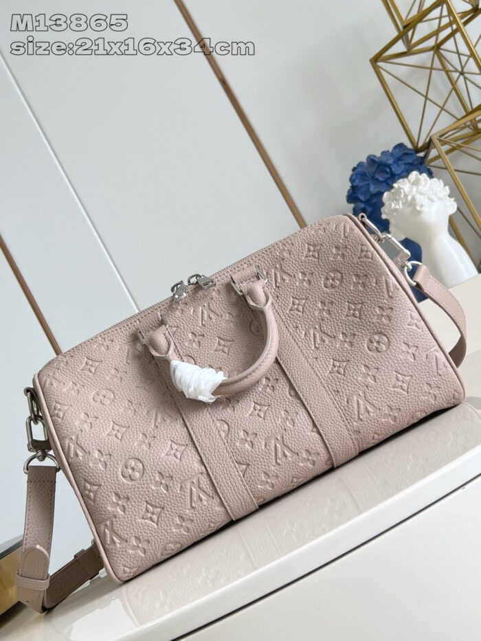 Borsa di lusso beige con texture embossé, stile elegante e versatile con manico decorativo bianco.