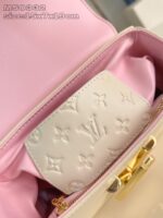 Borsa elegante in pelle rosa con portafoglio bianco e dettagli dorati raffinati.