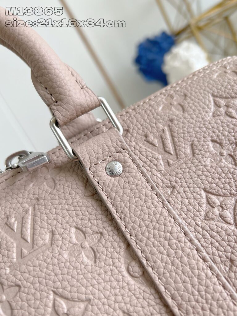 Borsa di lusso in pelle rosa con monogramma, dettagli eleganti e dimensioni pratiche.