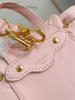 Borsa luxury rosa in pelle con dettagli dorati e logo Louis Vuitton Paris.