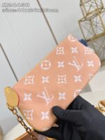 Borsa Louis Vuitton rosa con monogramma e tracolla in metallo, stile elegante e pratico.