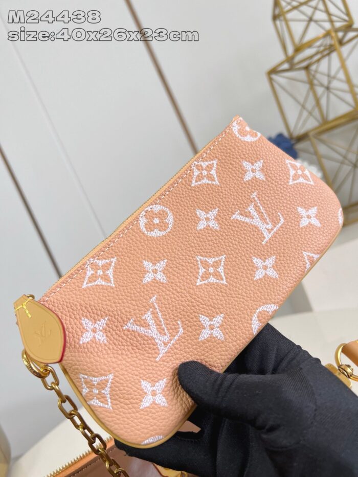 Borsa Louis Vuitton rosa con monogramma e tracolla in metallo, stile elegante e pratico.