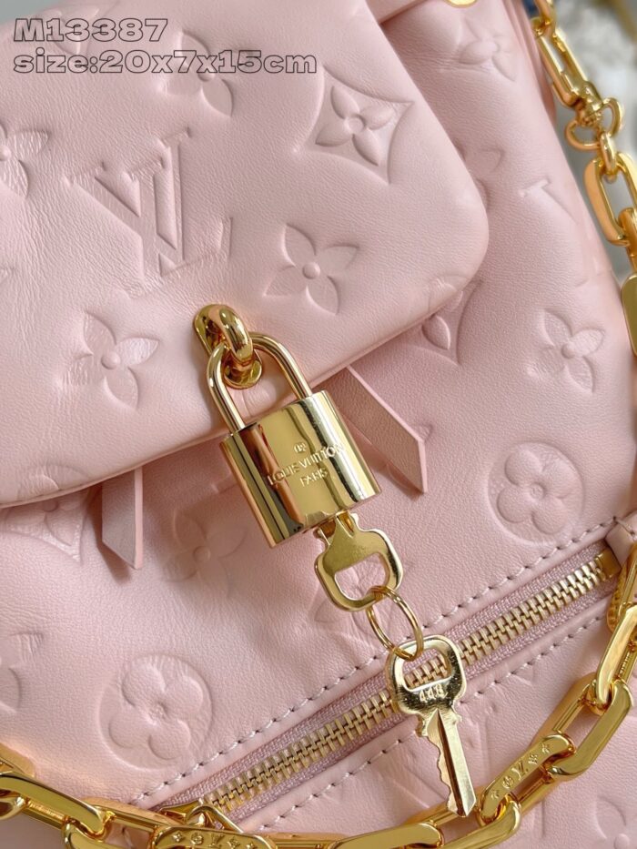 Borsa Louis Vuitton rosa in pelle con catena e lucchetto oro, eleganza e stile sofisticato.