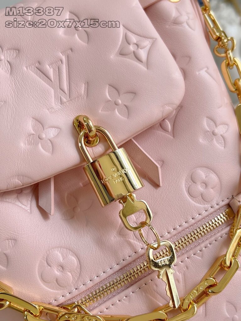 Borsa Louis Vuitton rosa in pelle con catena e lucchetto oro, eleganza e stile sofisticato.