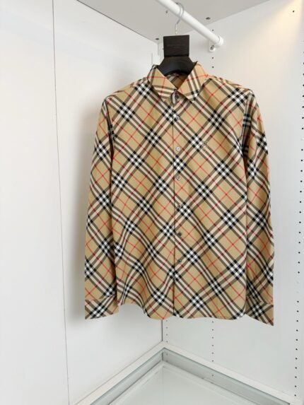 Camicia a quadri beige, rossa e nera, elegante e versatile, perfetta per ogni occasione.