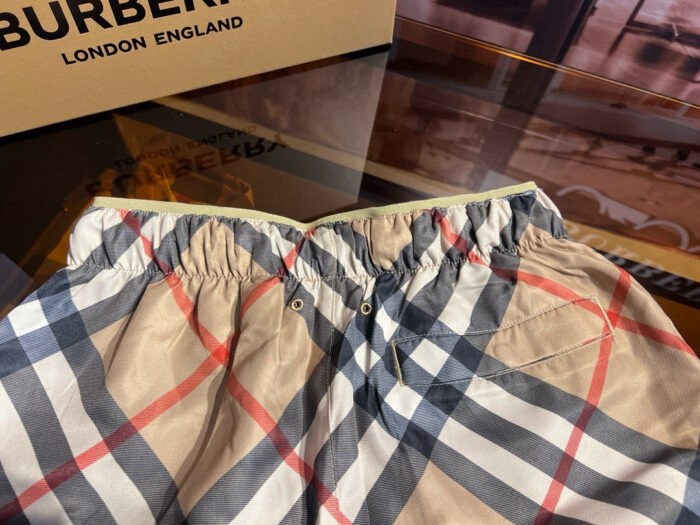Pantaloncini Burberry check, elasticati, con dettagli di alta qualità e confezione originale.