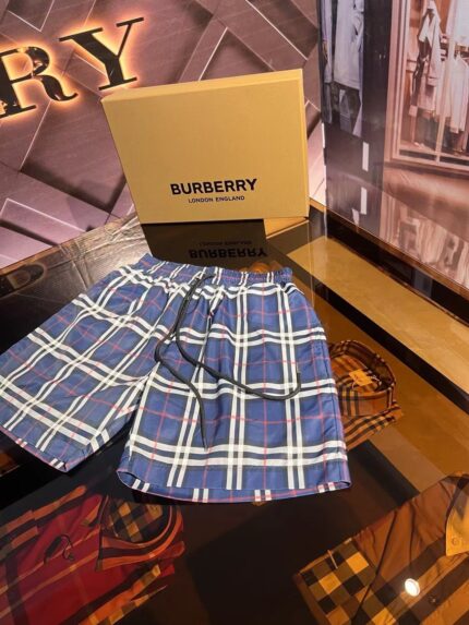 Pantaloncini Burberry a quadri con elegante confezione di lusso.