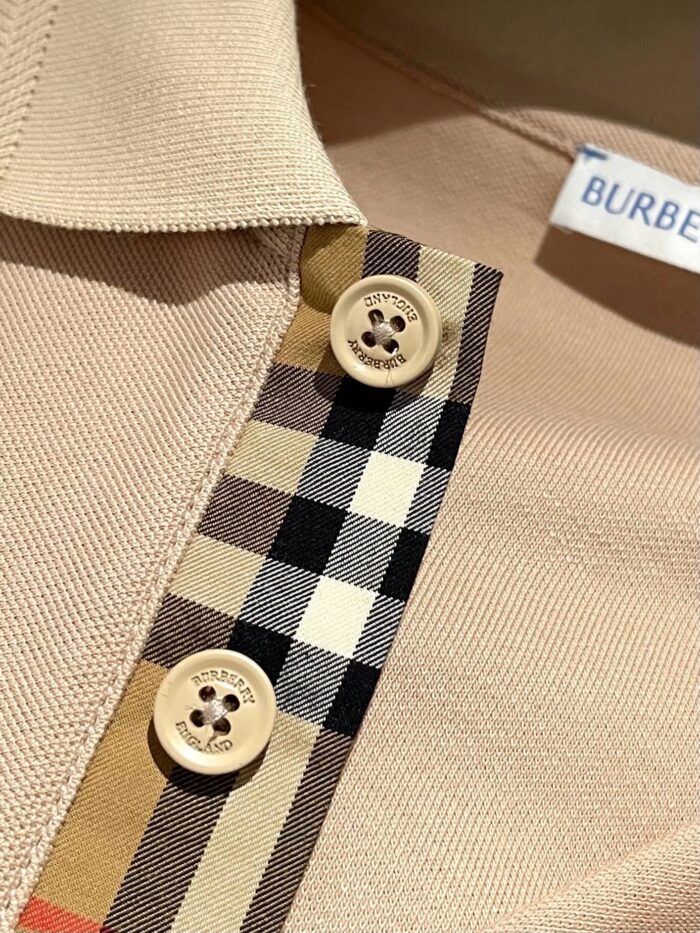 Camicia polo Burberry beige con bottoni in legno e dettaglio a quadri raffinato.