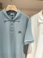 Polo Burberry blu e bianca di alta qualità, stile casual elegante, tessuto leggero e raffinato.