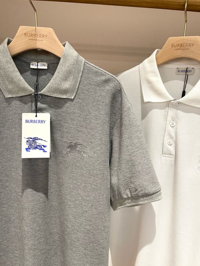 Polo Burberry grigia e bianca di alta qualità, eleganti e perfette per ogni occasione.