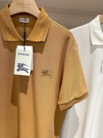 Magliette polo di lusso in oro caldo e bianco, stile elegante e qualità premium.
