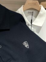 Polo Burberry navy e bianca di alta qualità, eleganti e autentiche in vetrina.