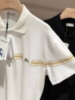 Polo di lusso bianco e nero con dettagli eleganti e brand, stile sofisticato.