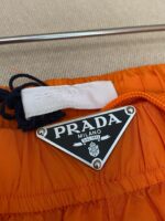 Etichetta Prada Milano su costume colorato, simbolo di lusso e stile elegante.