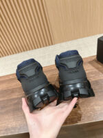 Sneaker Prada nero e blu navy di lusso con suola chunky e design moderno.