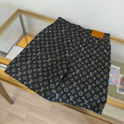 Pantaloncini Louis Vuitton monogramma neri su vetrina con dettagli in pelle caramel.