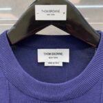 Maglione viola Thom Browne, Made in Italy, etichetta di alta qualità su manichina elegante