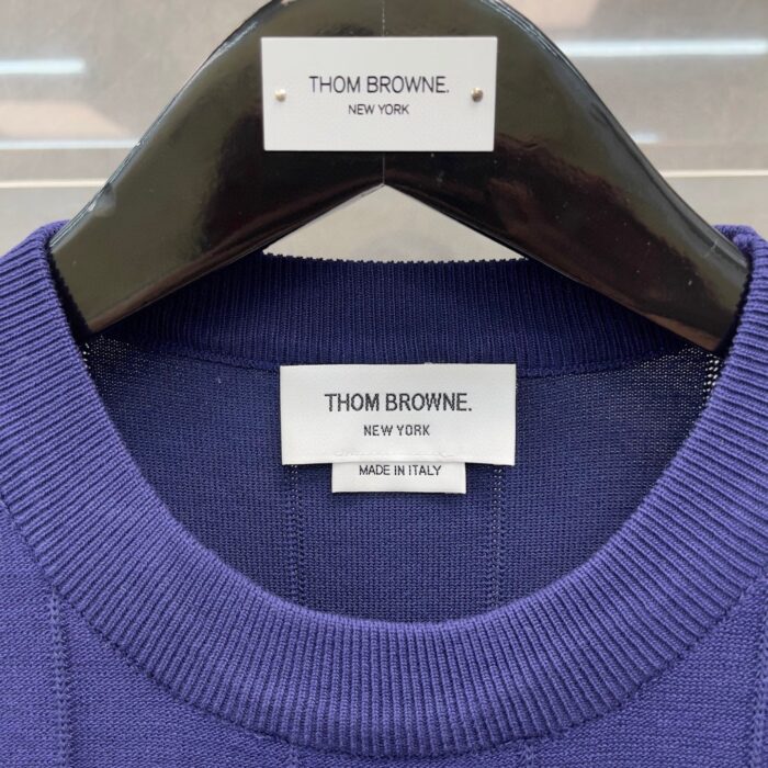 Maglione viola Thom Browne, Made in Italy, etichetta di alta qualità su manichina elegante