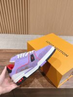 Sneaker viola Louis Vuitton, stile sportivo di lusso, con scatola iconica arancione.