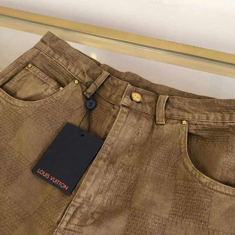 Pantaloni Louis Vuitton in tessuto morbido con dettagli eleganti e logo blu in evidenza.