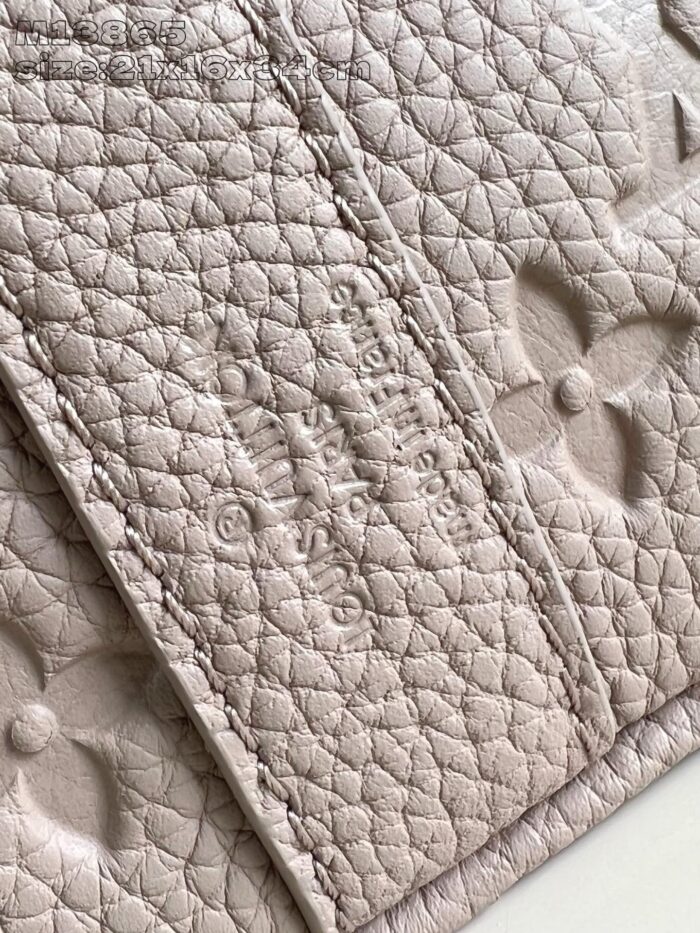 Accessorio in pelle quilted di lusso con motivi floreali embossati, elegante e di alta qualità.