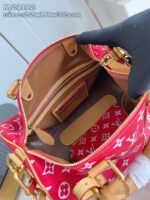 Borsa rossa di lusso con interno elegante, scomparti organizzati e dettagli in oro.