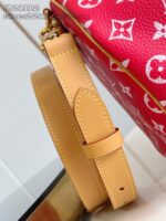 Borsa di lusso rossa con manico in pelle beige e dettagli eleganti.