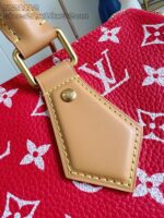 Borsa Louis Vuitton in pelle rossa con dettagli dorati e monogramma iconico.