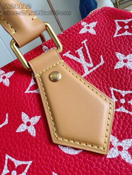Borsa Louis Vuitton in pelle rossa con dettagli dorati e monogramma iconico.