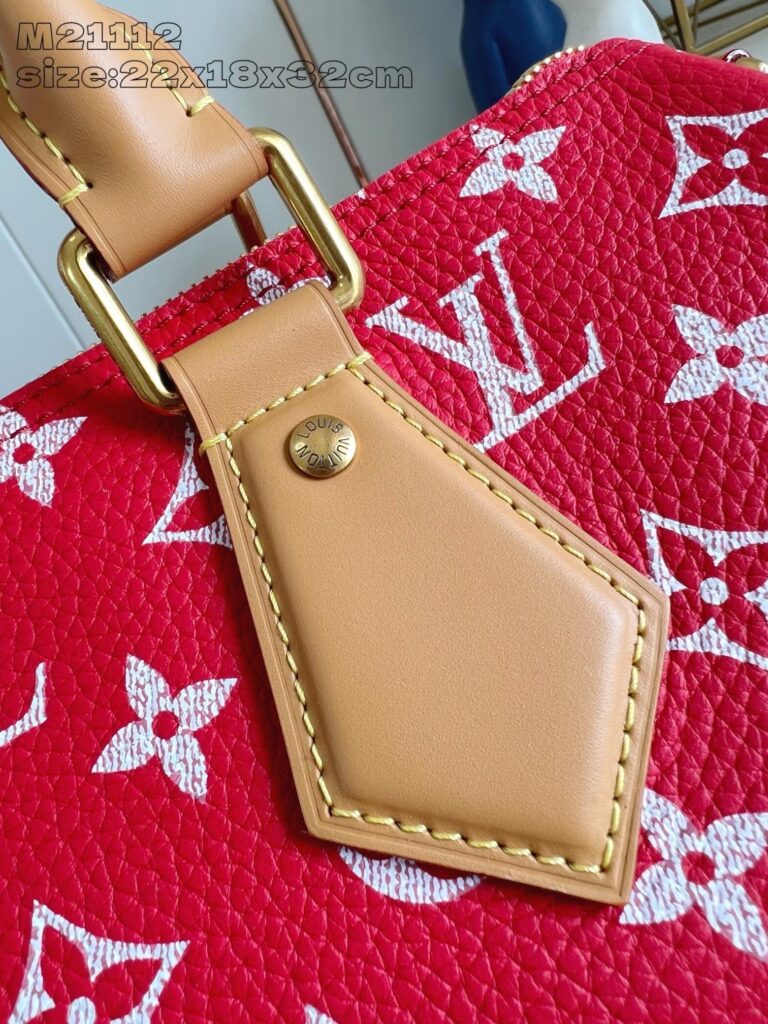 Borsa Louis Vuitton in pelle rossa con dettagli dorati e monogramma iconico.