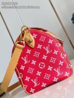 Borsa Louis Vuitton rossa monogrammed con dettagli in oro e tracolla regolabile.